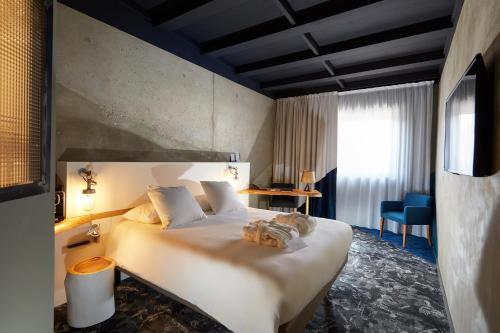 a hotel room with a large bed in a room at Best Western Plus Clos Syrah in Valence