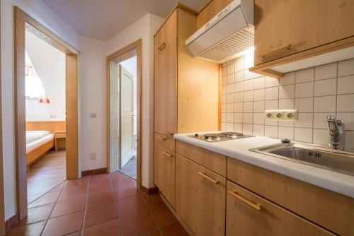 eine Küche mit einer Spüle und einer Arbeitsplatte in der Unterkunft Mesnerhaus Mühlbach in Mühlbach am Hochkönig