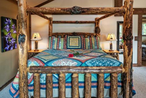 Postel nebo postele na pokoji v ubytování Carson Ridge Luxury Cabins