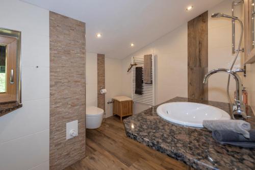 ein Badezimmer mit Waschbecken und Badewanne in der Unterkunft Ferienwohnung Hirscheck in Schönau am Königssee