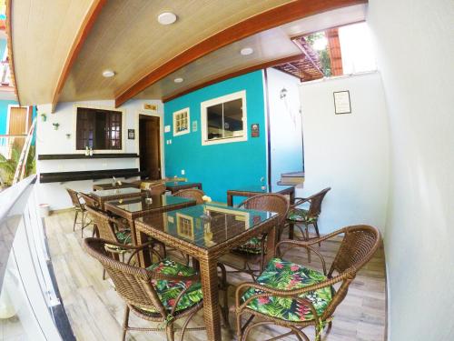 a dining room with a table and chairs at Pousada Guapuruvu in Abraão