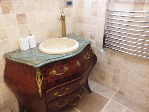 een badkamer met een wastafel op een aanrecht bij Zur Krone in Sibiu
