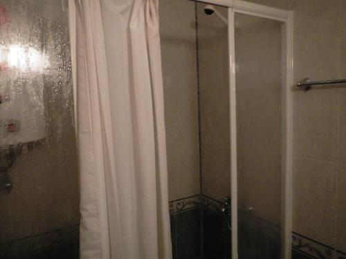 y baño con ducha y cortina de ducha. en Apartment in Elit 3 Apartcomplex en Sunny Beach