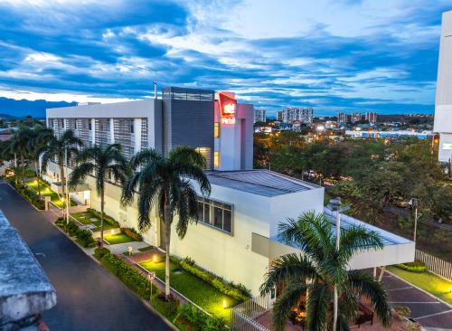 GHL Hotel Neiva في نيفا: إطلالة على فندق mgm في الليل