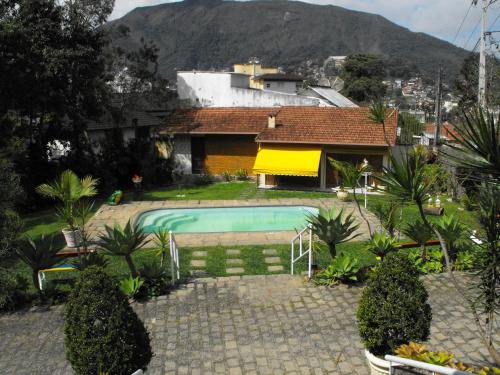 La alberca dentro o cerca de Pousada Cascata dos Amores