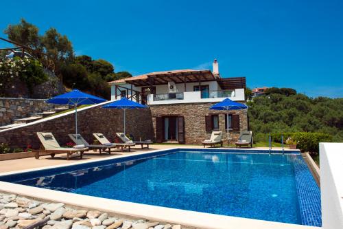 Piscine de l'établissement villa iliana ou située à proximité