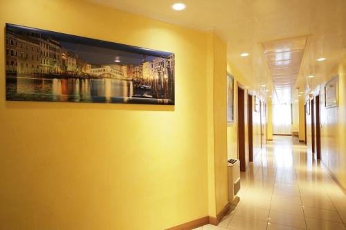 a hallway with a painting hanging on a wall at Hotel New Aurora Venice in Marghera