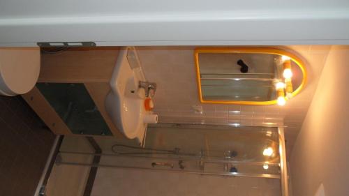 ein kleines Bad mit einem Spiegel und einem Waschbecken in der Unterkunft CASA FLAMINIA in Pesaro