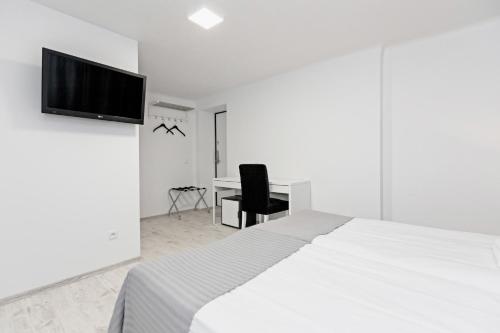 Μια τηλεόραση ή/και κέντρο ψυχαγωγίας στο HappyInn Rooms