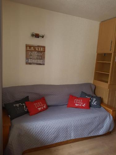 - un lit dans une chambre avec 3 oreillers dans l'établissement Studio au pied des pistes et funiculaire, à Tignes