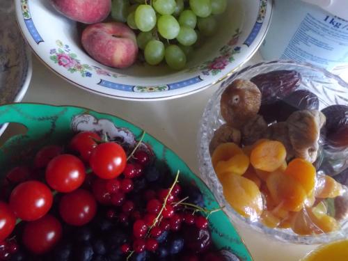twee fruitschalen op een tafel met fruitschalen bij Farmhouse De Hoeve B&B apartment in Tonden