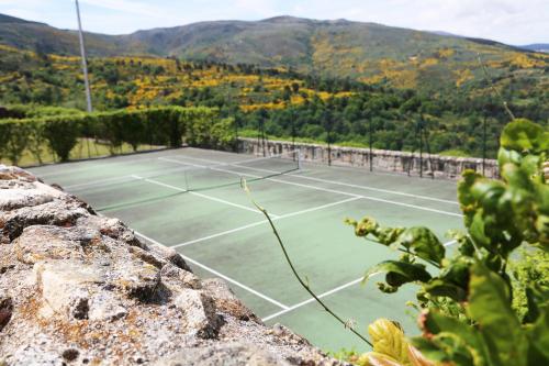 Tenis a/nebo squash v ubytování INATEL Linhares da Beira Hotel Rural nebo okolí