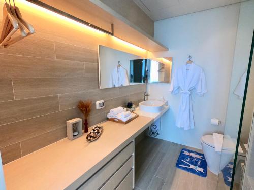 A bathroom at Veranda Residence Pattaya x Sea & Sky View