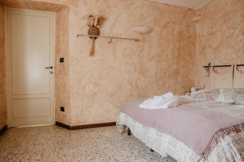 a bedroom with a bed in the corner of a room at Agriturismo Le Piagge in Ponzone