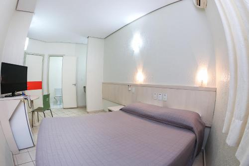 Μια τηλεόραση ή/και κέντρο ψυχαγωγίας στο Hotel Expressinho Aeroporto