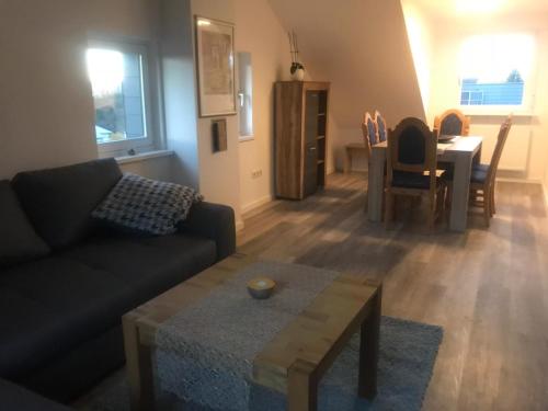 una sala de estar con un sofá y una mesa en Apartment Ehrenbreitstein, en Coblenza