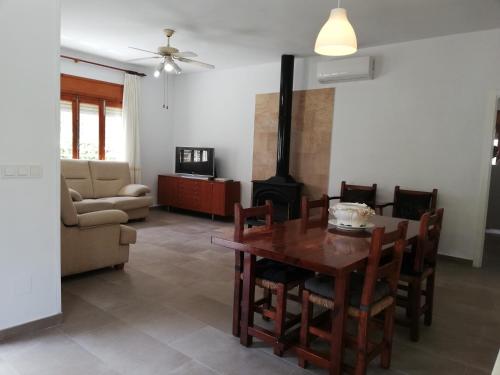 Posezení v ubytování Chalet II con jardín y wifi en la playa