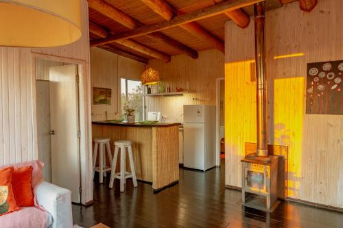 uma cozinha com um frigorífico e um fogão num quarto em BDL Beach Design loft Two em José Ignacio