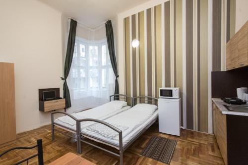 布達佩斯的住宿－河濱城酒店，一间小医院间,配有床和窗户
