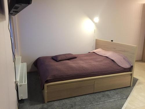 Bett in einem kleinen Zimmer mit in der Unterkunft Svitrigailos-in-center in Vilnius
