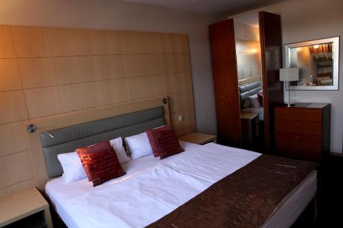 En eller flere senge i et værelse på Hotel Katrina