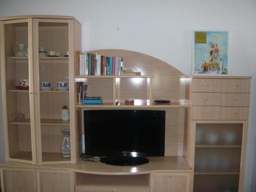 un centro de entretenimiento con TV en una habitación en Chalet I con terraza en la playa, en San Pedro del Pinatar