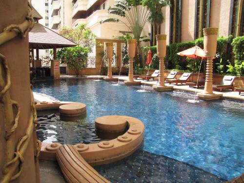 Бассейн в Grand Sukhumvit Hotel Bangkok или поблизости