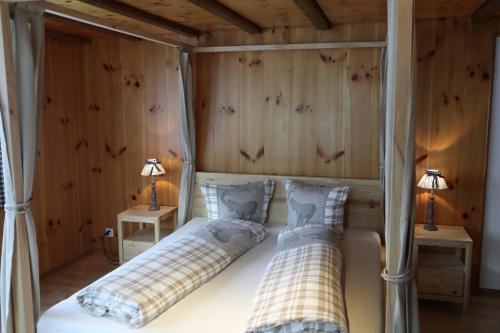 ein Schlafzimmer mit einem Bett mit zwei Kissen in der Unterkunft Chalet am Irfig in Kandersteg