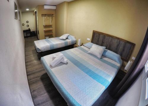 two beds in a hotel room with two bedsvisor at L'Hostalet d'Arenys de Mar in Arenys de Mar