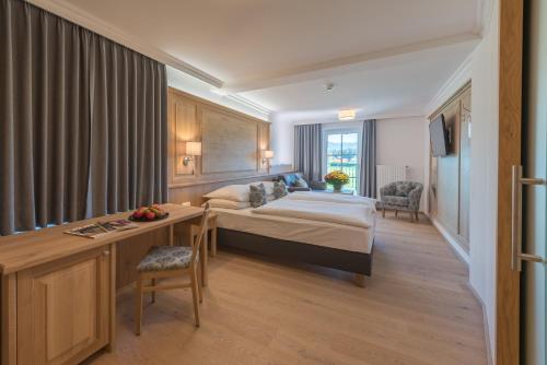 1 dormitorio con 1 cama y escritorio en una habitación en Hotel Gasthof Mostwastl, en Salzburgo