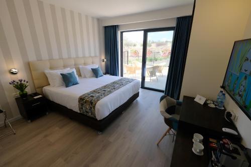 Postel nebo postele na pokoji v ubytování Tantur Hills Hotel - Jerusalem