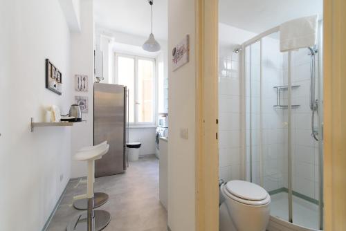 A bathroom at White Napoleone Apartment