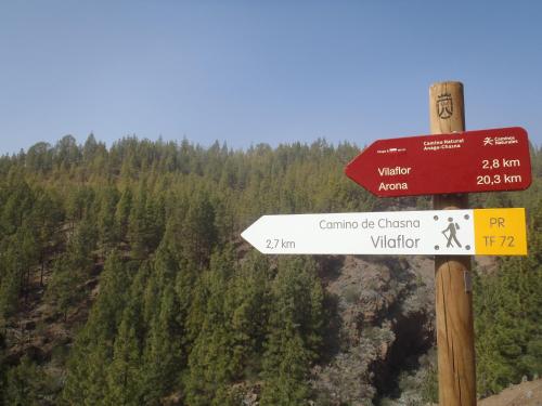 a street sign on a mountain with trees in the background at Casa Rural Finca Paraíso. Heated pool in Vilaflor