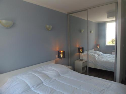 フォン・ロムー・オデイヨ・ヴィアにあるCEJのベッドルーム(大きな白いベッド1台、鏡付)