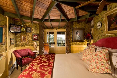 A bed or beds in a room at Lands End Inn - Adults Only