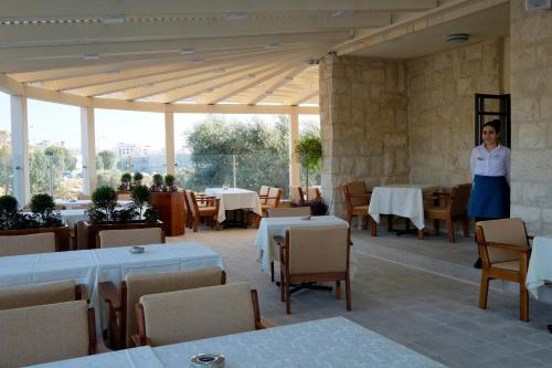 מסעדה או מקום אחר לאכול בו ב-Tantur Hills Hotel - Jerusalem
