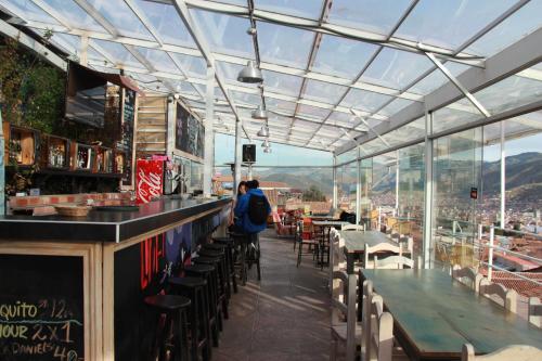 un bar con vistas a la ciudad en El Mirador del Inka Hostel, en Cusco
