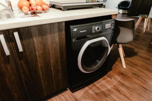 eine schwarze Waschmaschine in einer Küche in der Unterkunft Zelný trh 30 in Brünn