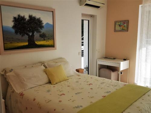 - une chambre avec un lit et une peinture murale dans l'établissement Sea View Dreamy Penthouse in Vouliagmeni, à Athènes