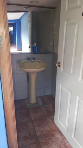 a bathroom with a sink and a mirror at hotel kasa kamelot 2 in Quetzaltenango