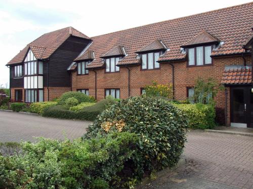 a row of brick houses with white windows at The New Chichester Hotel in Wickford