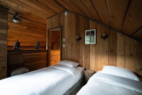 Tempat tidur dalam kamar di Logden Lodge