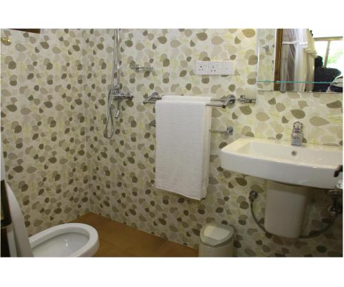 La salle de bains est pourvue d'un lavabo et de toilettes. dans l'établissement Beach Villa Randiya, à Galle