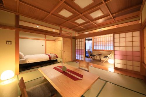 Habitación con cama y mesa. en Tensui Saryo en Hakone