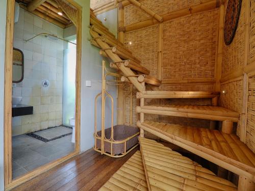 Großes Zimmer mit einer Sauna und Holzboden in der Unterkunft Biyukukung Suite & Spa in Ubud