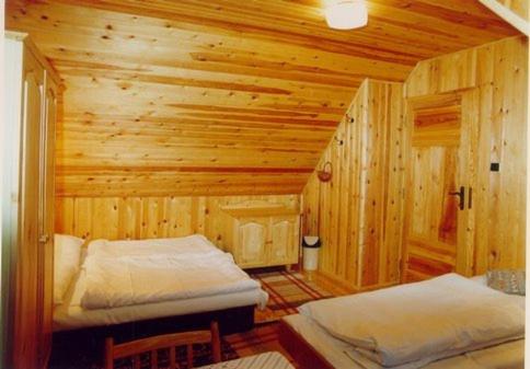 Posteľ alebo postele v izbe v ubytovaní Originalna Drevenica Jezersko 43