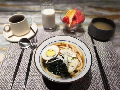 ホテルの敷地内または近くでの食事または食べ物