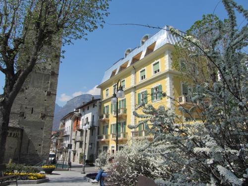 un bâtiment jaune au milieu d'une rue dans l'établissement Hotel Alla Posta, à Saint-Vincent