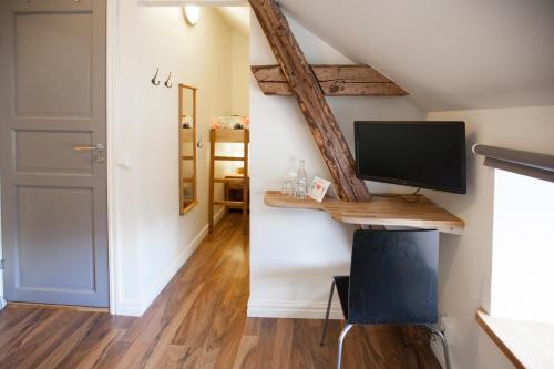 a room with a desk and a computer on a wall at Norrängens Alpacka - Det lilla boutiquehotellet med en fluffy twist ! in Sala