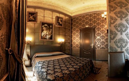 Säng eller sängar i ett rum på Antica Dimora Delle Cinque Lune